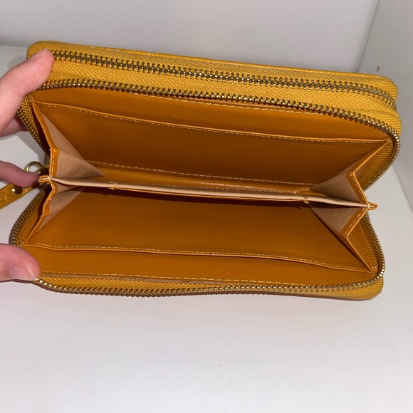 Michael Kors Wallet - Picture 7 of 7